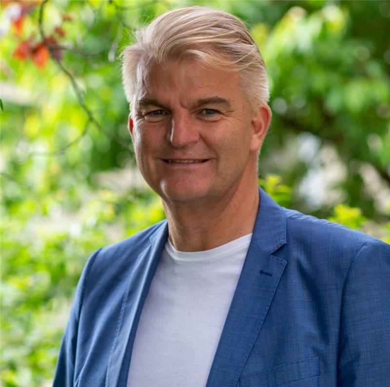 Seine Medizin ist ein Schläger: Thorsten Möller spielt gegen Parkinson Dr. Ulrich Oberländer ist Facharzt für Neurologie, Psychiatrie und Psychotherapie.