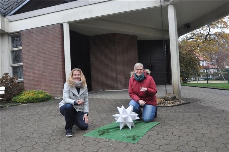 So kann man Weihnachten in Buxtehude draußen feiern Dr. Uta Ihrke-Buchroth von der St.-Paulus-Kirche (links) und Katrin Sobanja von der St.-Mariä-Himmelfahrt- Kirche werben für ihr Weihnachtskonzept. Foto: Felsch