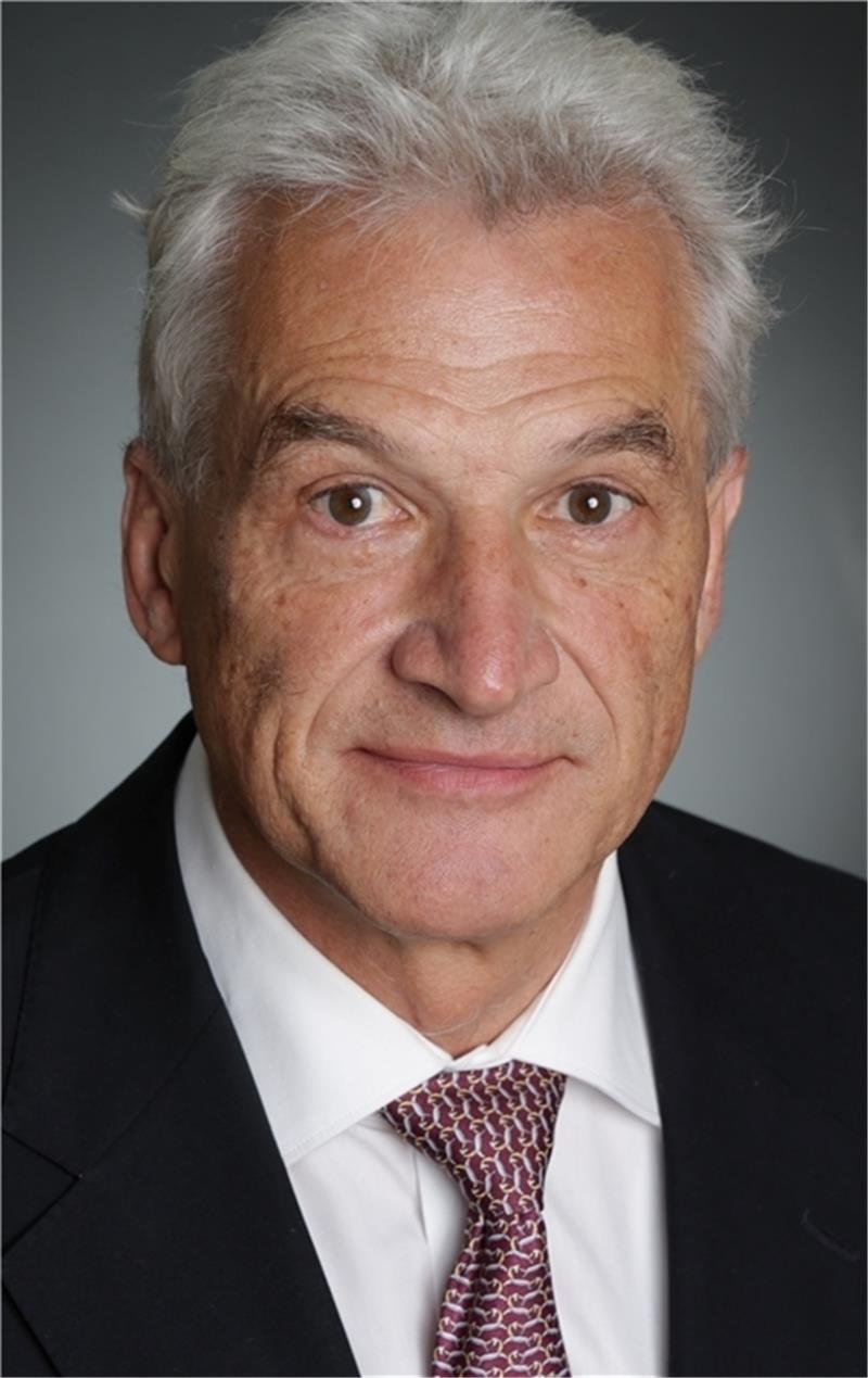 Ehemaliger Botschafter spricht im Kornspeicher Dr. Volker Stanzel spricht über das Verhältnis zwischen EU und China. Foto: Carstensen