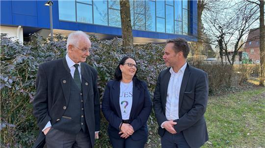 Dr. Willi Brunkow, Sabine Kock und Dirk Immken von der Stader Gesellschaft für Wissenschaft, Wirtschaft und Politik (von links) wollen mit ihren Themen auch jüngere Menschen ansprechen.