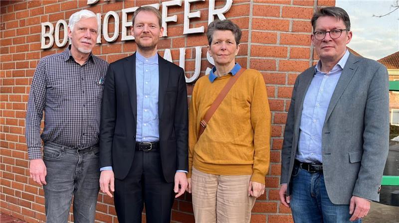 Dr. Wolf-Dieter Syring (Kirchenvorstand), Pastor Chris Hasemann, Dörte Joost (Kirchenvorstand) und Superintendent Dr. Martin Krarup (von links) stellen sich der Aufarbeitung der Kindeswohlgefährdung.
