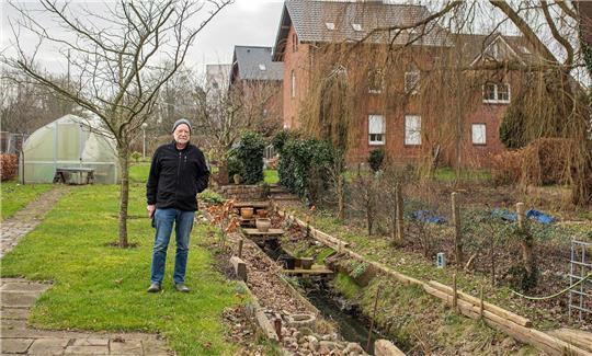 Dr. Wolfgang Dubiel auf dem schmalen Grundstück an der Bahnlinie, für das er jetzt deutlich mehr Grundsteuer bezahlen muss.