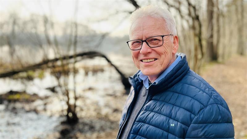 Droht dem Kreis Stade ein Mückensommer? Dr. Wolfgang Kurtze am Mühlenteich in Hagen.