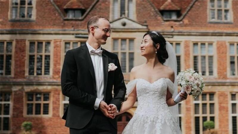 Dr. Xinyue Li hält den Brautstrauß von Karin Meißner-Brown in der Hand. Das Bild zeigt sie mit ihrem Mann Lasse Grimmelt.