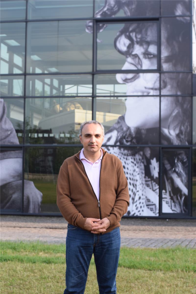 Dr. Yasar Aydin, Hamburger Sozialwissenschaftler mit türkischen Wurzeln, beim Interview im Auswanderermuseum in der Ballinstadt. Foto: von Borstel