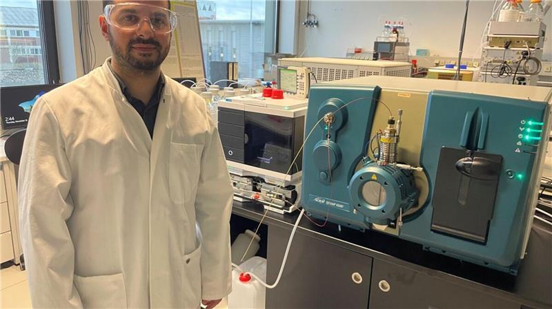 Dr. Yasin Kuzu in einem der vielen Labore in der Schleusenstraße. Mit dem Massenspektrometer (rechts) können schon Kleinstmengen an PFAS-Chemikalien in Fisch nachgewiesen werden.