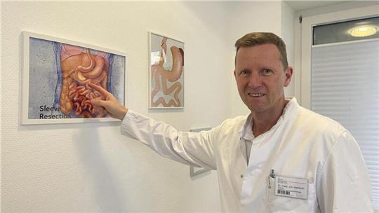 Dr. med. Jan Henrik Herrfurth ist Chefarzt der Allgemein- und Viszeralchirurgie am St. Bernhard Hospital in Brake. Dort werden im Jahr etwa 250 bis 300 Magenverkleinerungen durchgeführt.