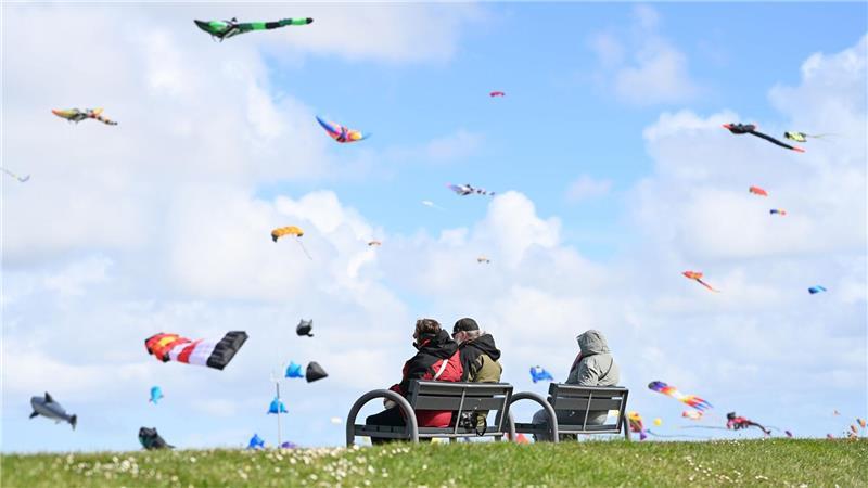 Drachenfest Norddeich: Großdrachen und Flugshows vor Nordsee-Kulisse