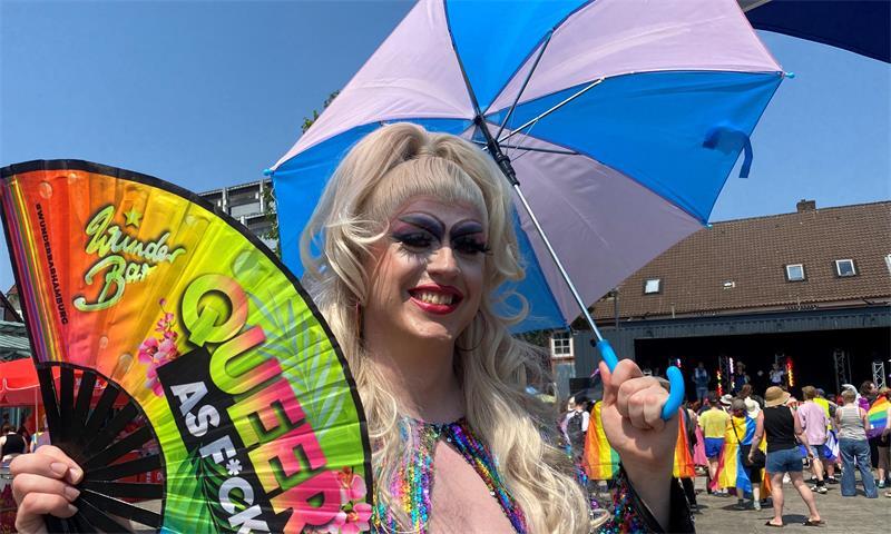 Drag Künstler Enby Splash bekommt immer wieder Hass-Kommentare auf Social Media.