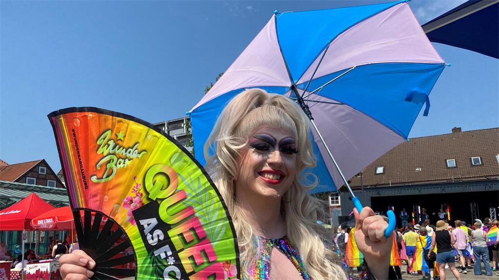 Drag Künstler Enby Splash bekommt immer wieder Hass-Kommentaren auf Social Media...