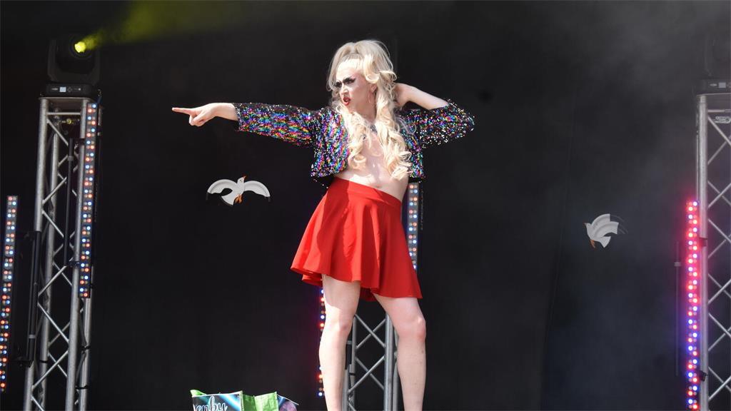 Drag-Künstler Enby Splash legt einen bejubelten Bühnenauftritt hin. 