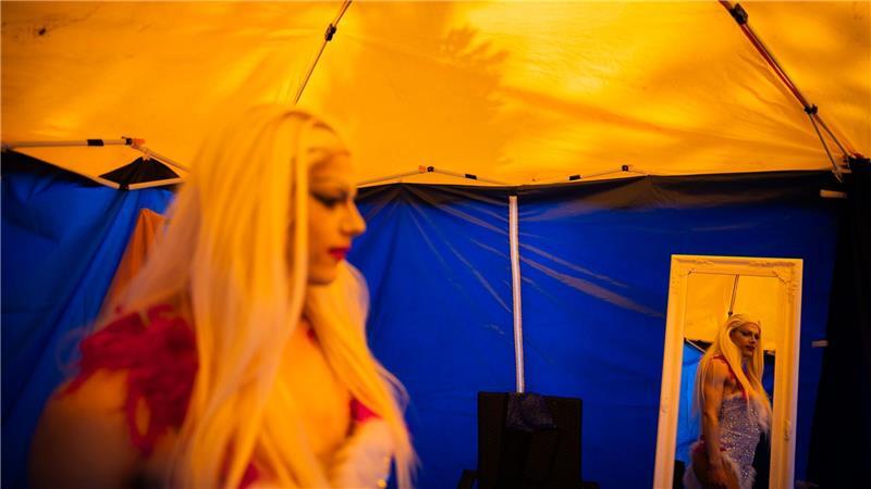 Dragqueen Janoma Bange steht beim Demokratiefest in Bad Freienwalde in einem Zelt und ist in einem Spiegel zu sehen.