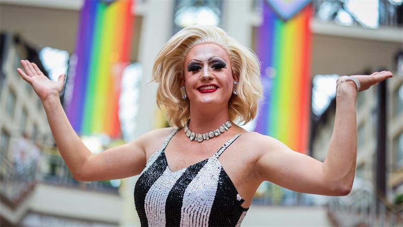 Dragqueen Meryl Deep feiert beim Kölner CSD - einem der größten Europas (Archivbild). 