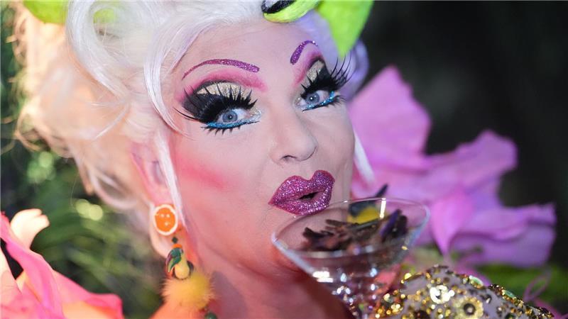 Dragqueen Olivia Jones eröffnet in Hamburg eine Reality-TV-Bar.