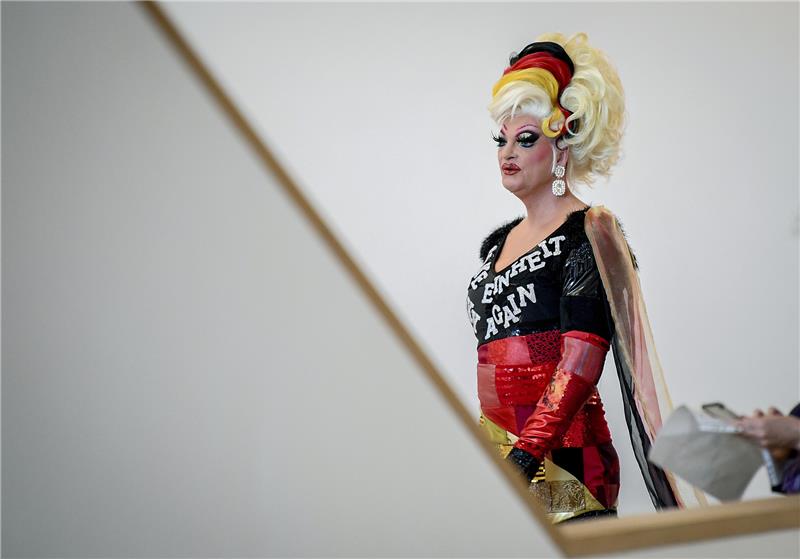 Polit-Prominenz, viel Wind und ein sexy Auftritt bei Einheitsfeier in Hamburg Dragqueen Olivia Jones kam mit Botschaft. Foto: dpa