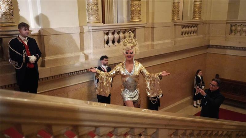 Dragqueen Olivia Jones kommt über die Senatstreppe zum traditionellen Matthiae-Mahl 2025 des Hamburger Senats im Großen Festsaal im Rathaus.