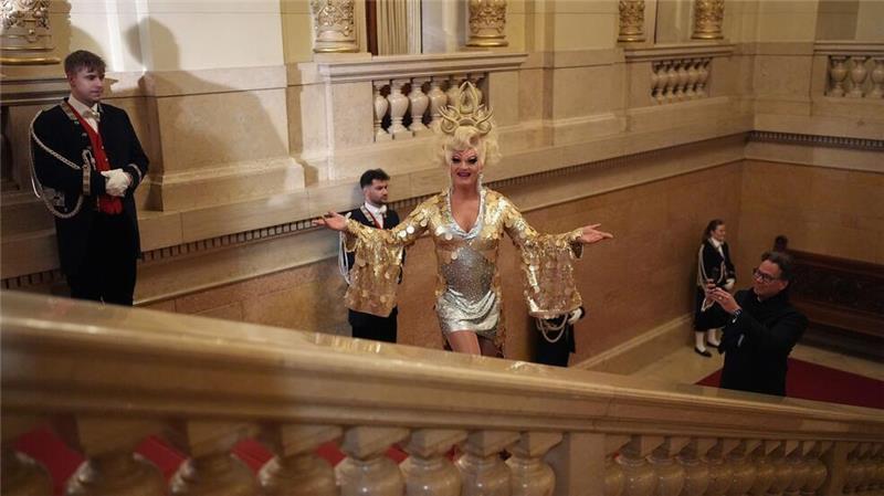 Matthiae-Mahl im Zeichen der Wirtschaft Dragqueen Olivia Jones steigt im Hamburger Rathaus die Treppen zum großen Festsaal empor.