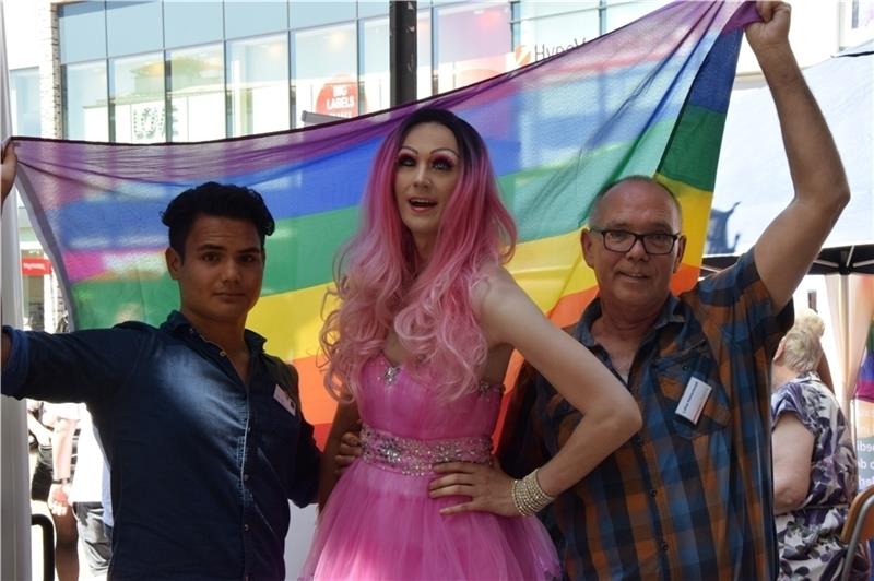 Dragqueen Sina Valentina (Mitte) war der Blickfang am Stand des Cristopher Street Day in Stade am Pferdemarkt. Die Initiatoren Liam Guci von der AIDS-Hilfe (links) und Lothar Kleinschmidt, Leiter der Profamilia Stade, halten hinter ihr eine
