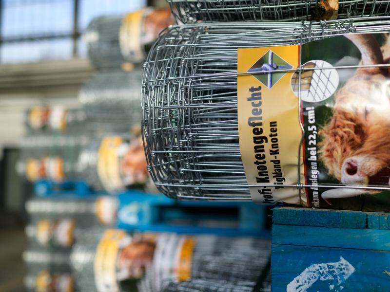 Drahtzäune gegen die Ausbreitung der Afrikanischen Schweinepest (ASP) lagern in einer Halle. Foto: Philipp Schulze/dpa