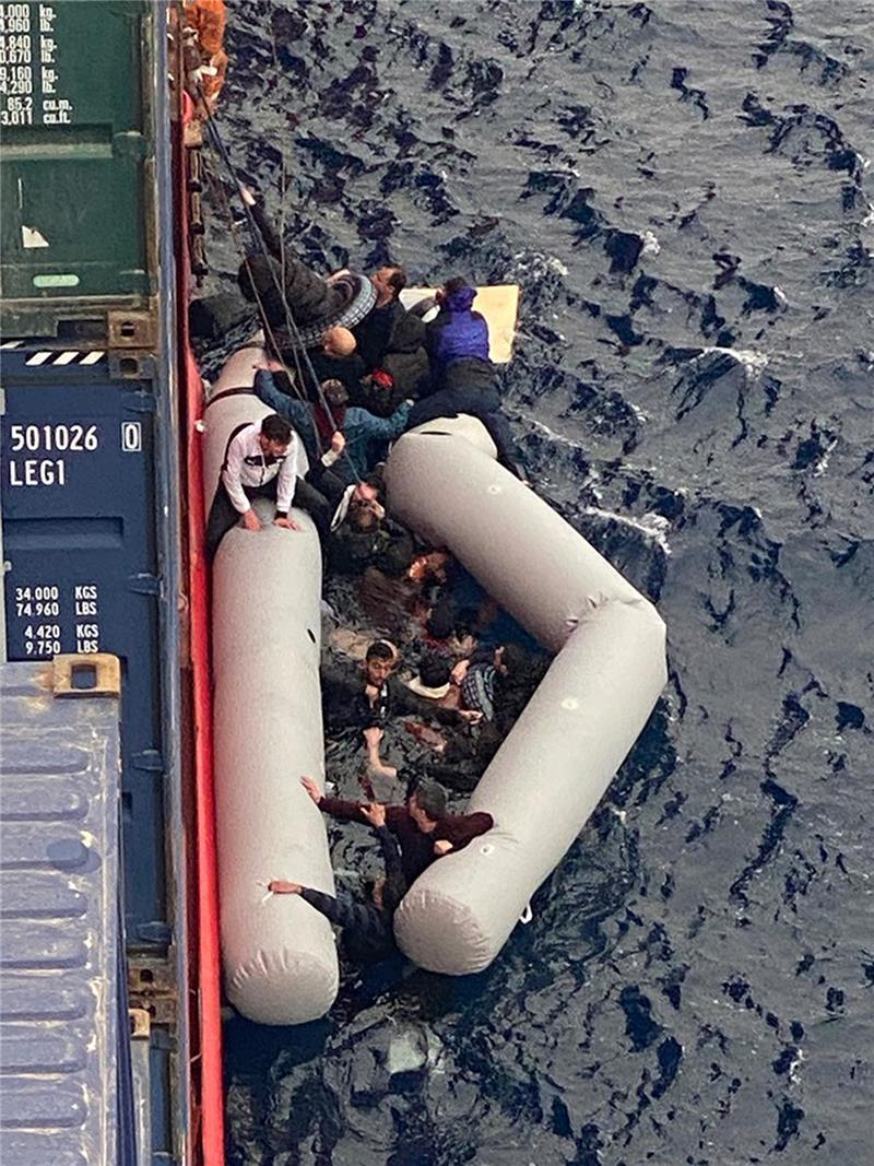 Dramatische Rettung im östlichen Mittelmeer: Die Flüchtlinge drohten bei aufgewühlter See bei dem Erreichen der MS „Star Comet“ bereits zu ertrinken. Foto: Reederei Foroohari