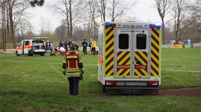 Spielabbruch: Bargstedts Torhüter muss reanimiert werden Dramatische Szenen auf dem Spielfeld in Groden: Der Torhüter des TuS Eiche Bargstedt erlitt auf dem Platz einen Herzinfarkt. Foto: Unruh