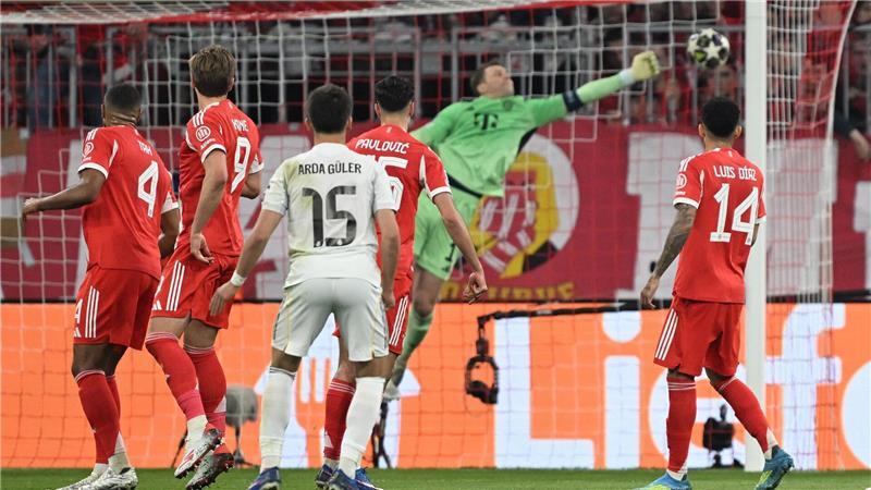 Dran mit der Hand - und doch ist der Ball drin: Manuel Neuer ist hilflos beim 1:2.