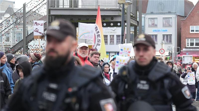 Merz an der Nordsee: vom Windrad bis zum Heuler Draußen gibt es aber Protest gegen Äußerungen des Kanzlers.