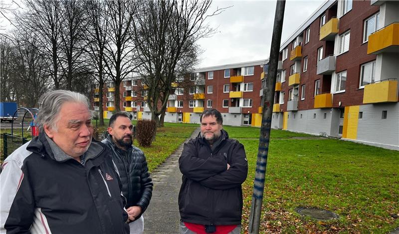 Draußen ist es auch nicht kälter als drinnen, sagen diese Anwohner vor dem Gebäude in der Jorker Straße.