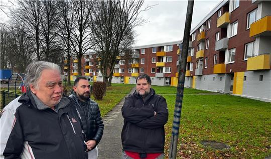 Draußen ist es auch nicht kälter als drinnen, sagen diese Anwohner vor dem Gebäude in der Jorker Straße.