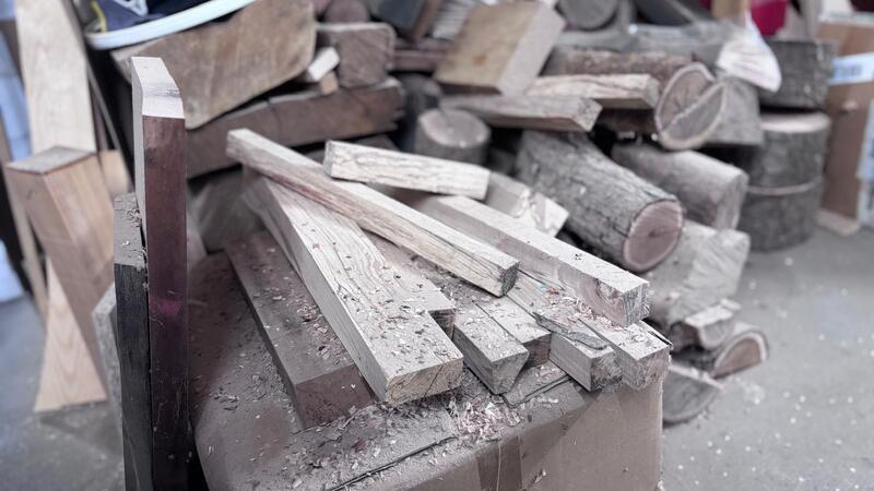 Drechsler verarbeiten vorrangig Holz. Doch sie arbeiten auch mit Horn, Elfenbein, Bernstein, Alabaster, Serpentin, Plexiglas und anderen Kunststoffen.