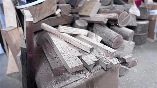 Drechsler verarbeiten vorrangig Holz. Doch sie arbeiten auch mit Horn, Elfenbein, Bernstein, Alabaster, Serpentin, Plexiglas und anderen Kunststoffen.