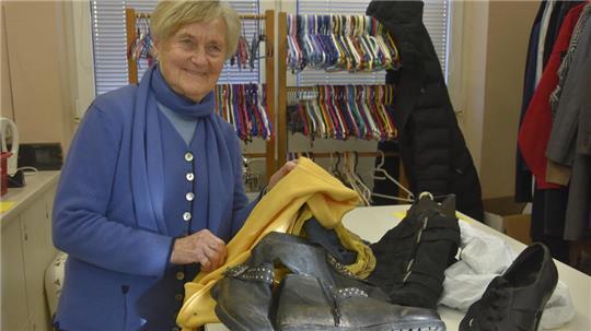 Dreckige Schuhe und Kleidung: Ilse Schwope, Leiterin des DRK-Kleidershops in Buxtehude, zeigt, was bei ihnen abgegeben wird.