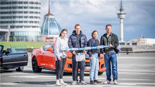 Dreh für den Bremer ARD-Tatort mit Bremerhavener Kulisse auf der Seebäderkaje. Im Bild (von links): Die Schauspieler Luisa Böse, Adrian But, Jasna Fritzi Bauer und Patrick Güldenberg. Foto: Arnd Hartmann