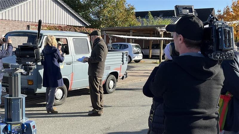 Kopfloses Mordopfer: Maria Furtwängler dreht NDR-Tatort im Alten Land Dreharbeiten für den Tatort im Alten Land, vor dem VW Transporter steht Maria Furtwängler, am Steuer sitzt Lina Wendel.
