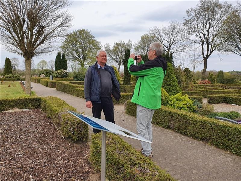 Dreharbeiten per Smartphone auf dem Friedhof : Lutz Schadeck (rechts) mit Reiner Klintworth während des Interviews. Foto: Bülau