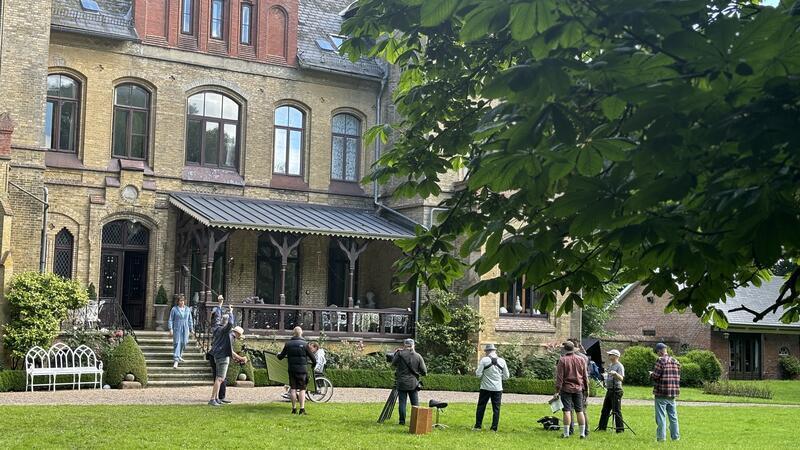 Dreharbeiten vor Kehdinger Kulisse: die Filmcrew auf dem Gut Hörne in Balje.