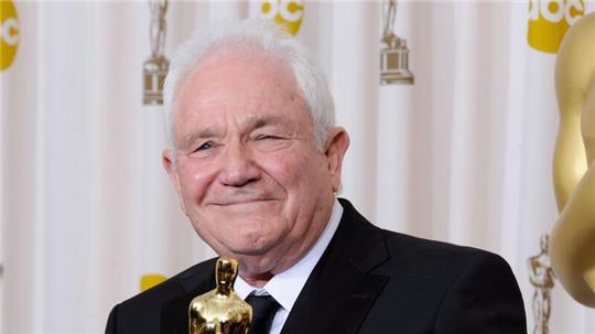 Drehbuchautor David Seidler 2011 mit seinem Oscar für das beste Originaldrehbuch für „The King’s Speech“.