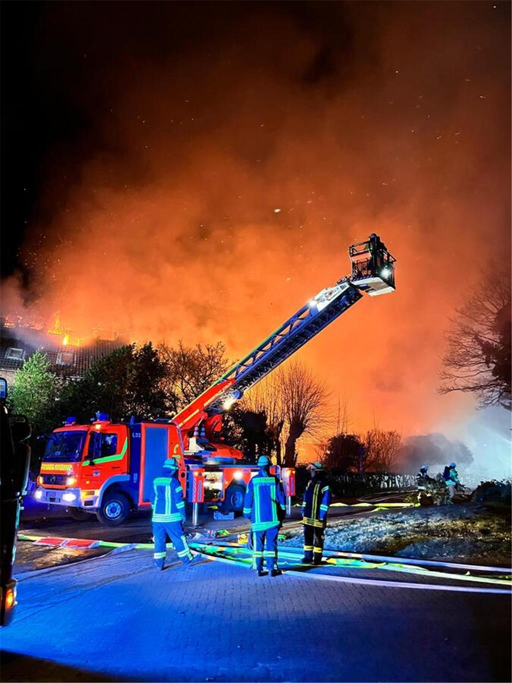 Drehleiter im Einsatz beim Großbrand in Dollern.