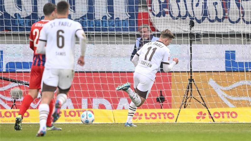 St. Pauli distanziert Heidenheim – Notfall auf der Tribüne Dreht jubelnd ab: Johannes Eggestein nach dem Führungstor.