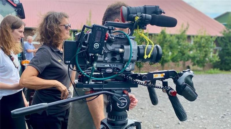 Stader Landfrauen: Biker-Bienen im Fernsehen mit Profi-Koch Tim Mälzer Drehtag auf dem Hof Köpcke im Alten Land.