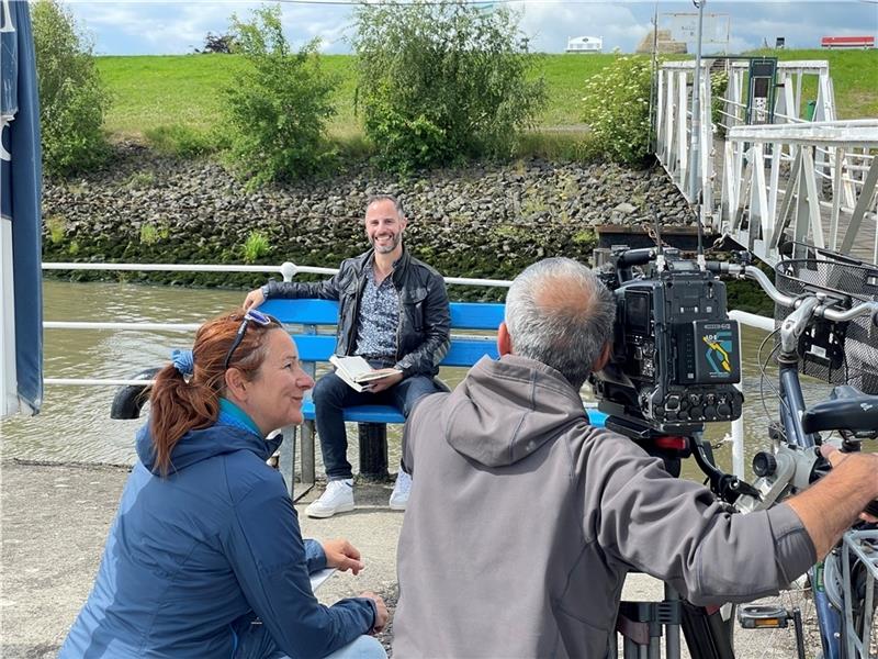 NDR berichtet über den längsten Radweg der Welt Drehtag mit Krimiautor Daniele Palu an der Kaffeeklappe in Hollern-Twielenfleth.