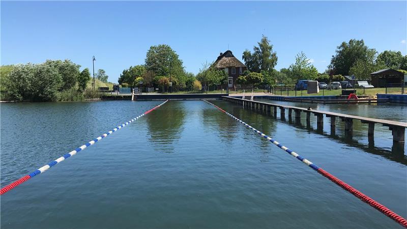 Naturbad Krummendeich geöffnet: Nirgendwo ist der Badespaß so günstig Drei 50-Meter-Bahnen für die Schwimmprofis.