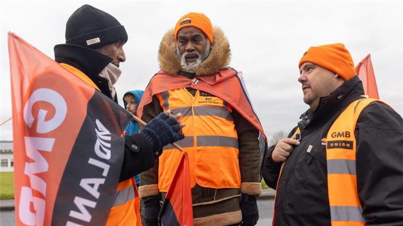 Drei Amazon-Beschäftigte aus Großbritannien nehmen am Streik in Bad Hersfeld teil.