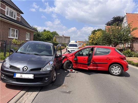 Drei Autos sind am Mittwoch in Jork zusammengestoßen, dabei wurden zwei Frauen verletzt. Foto: Polizei