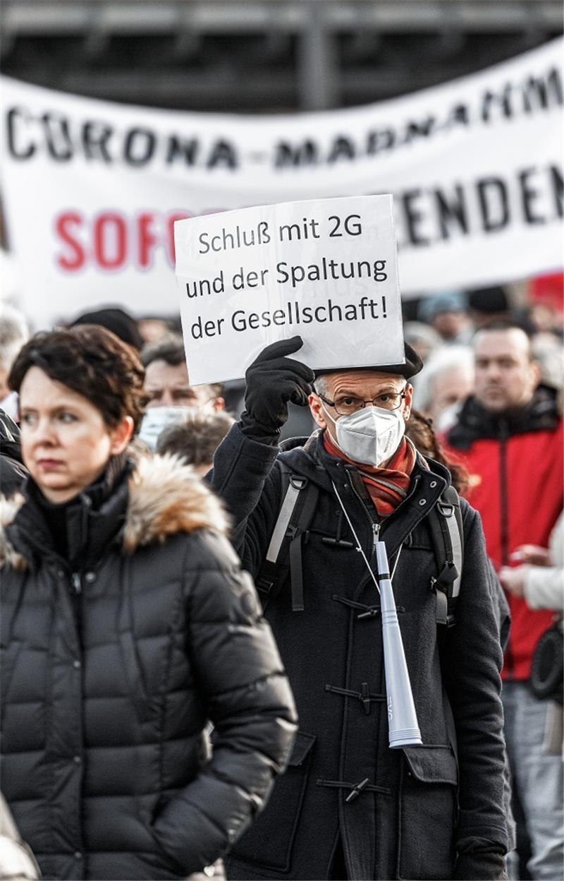 Drei Corona-Demonstrationen sind am Sonnabend in Hamburg angemeldet (Archivbild). Foto: Markus Scholz/dpa