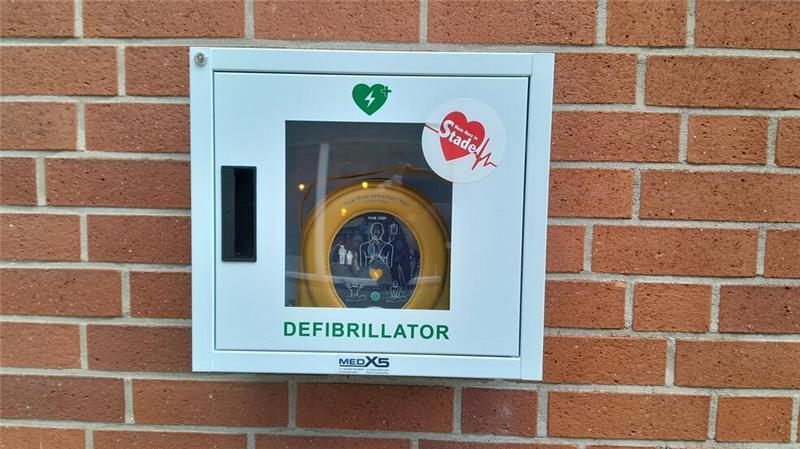 Drei neue Defibrillatoren in der Stader Altstadt installiert Drei Defibrillatoren wurden öffentlich zugänglich in der Stader Altstadt installiert.