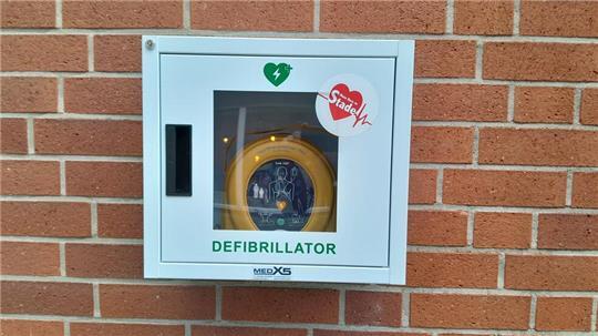 Drei Defibrillatoren wurden öffentlich zugänglich in der Stader Altstadt installiert.