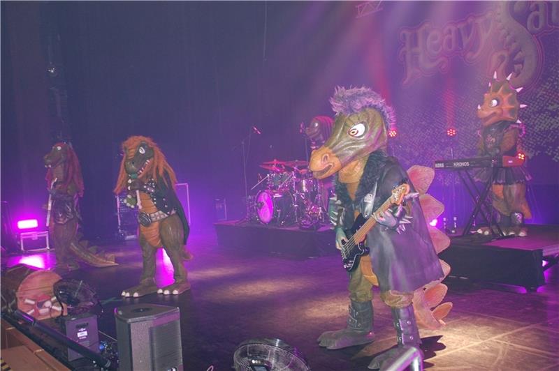 Harte Riffs für Kids: Metal-Band „Heavysaurus“ rockt das Stadeum Drei Dinosaurier und ein Drache begeisterten im Stadeum mit Gitarrenriffs und Metal-Beats. Foto: Laudien