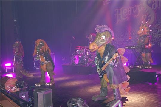 Drei Dinosaurier und ein Drache begeisterten im Stadeum mit Gitarrenriffs und Metal-Beats. Foto: Laudien