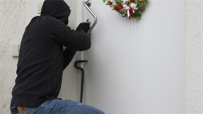 Betrüger: Einbrecher schleichen sich ins Haus Drei Einbrüche im Kreis Cuxhaven könnten in Verbindung miteinander stehen.